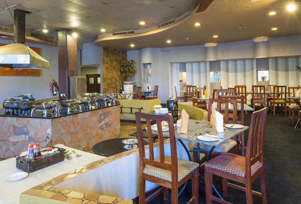 Rainbow Towers Hotel & Conference Centre Хараре Екстериор снимка